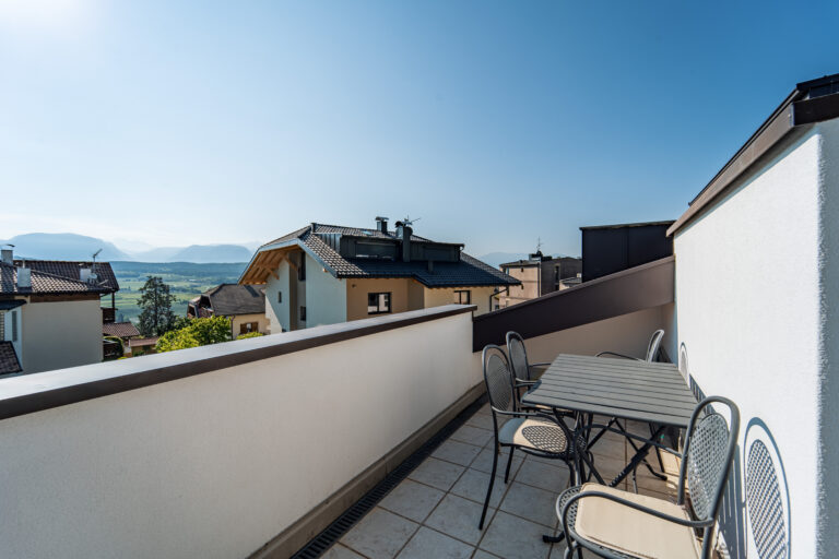Balkon mit Tisch