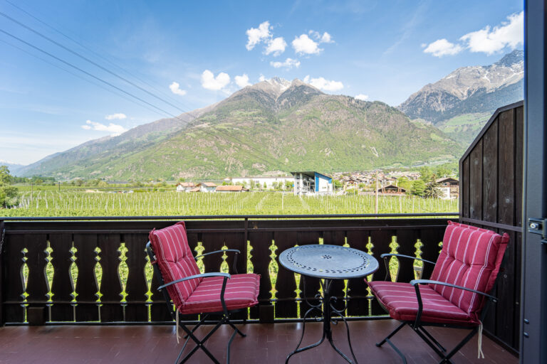 Balkon mit Tisch und Stühlen