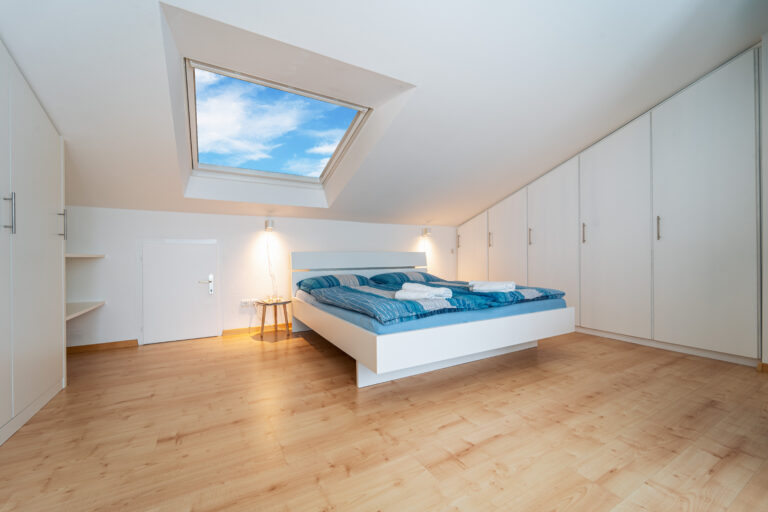 Bett von links